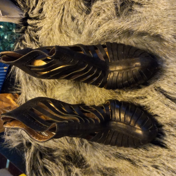 Adorable pair of booties by BCBG - Picture 2 of 3